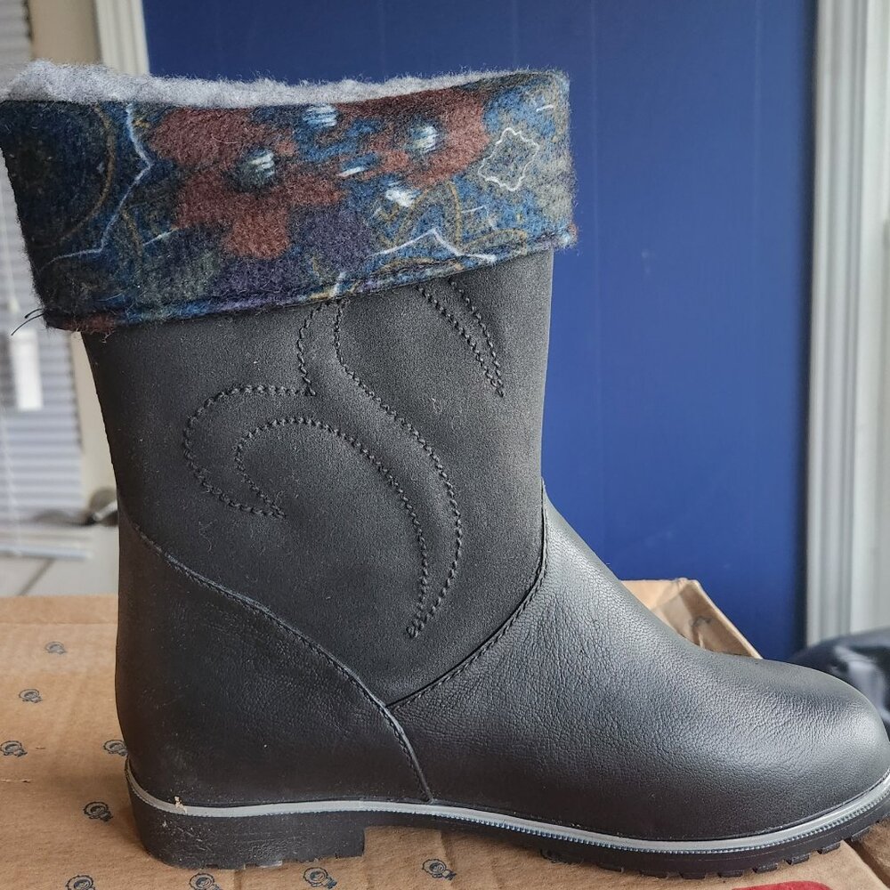 S2  New So very cute waterproof, winter boots furry lined stitched design black